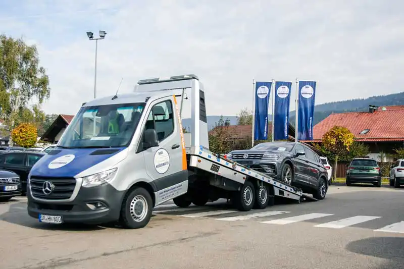 zu sehen ist ein Abschleppwagen, das gerade einen VW abschleppt