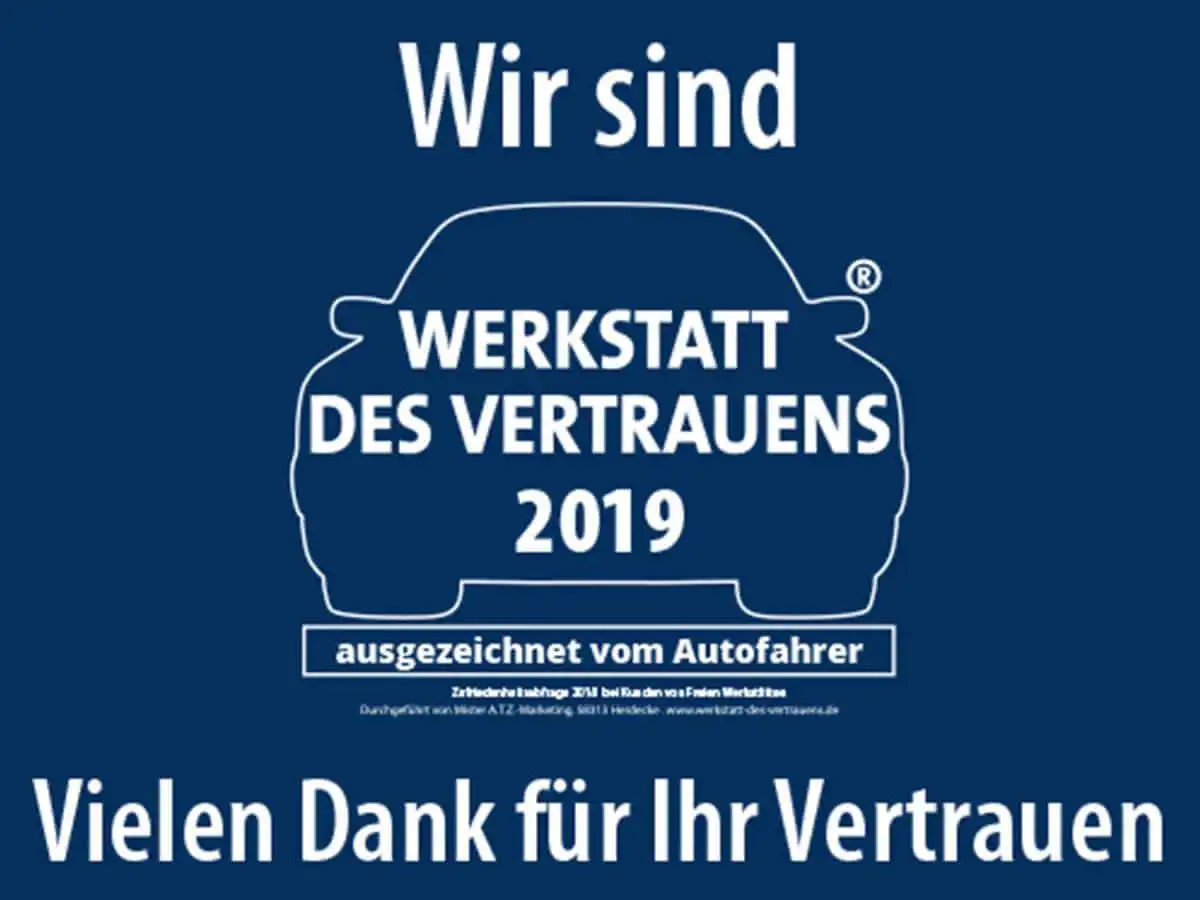 Blauer Hintergrund mit weißem Auto Icon und Text: Wir sind Werkstatt des Vertrauens 2019 ausgezeichnet vom Autofahrer. Vielen Dankfür Ihr Vertrauen