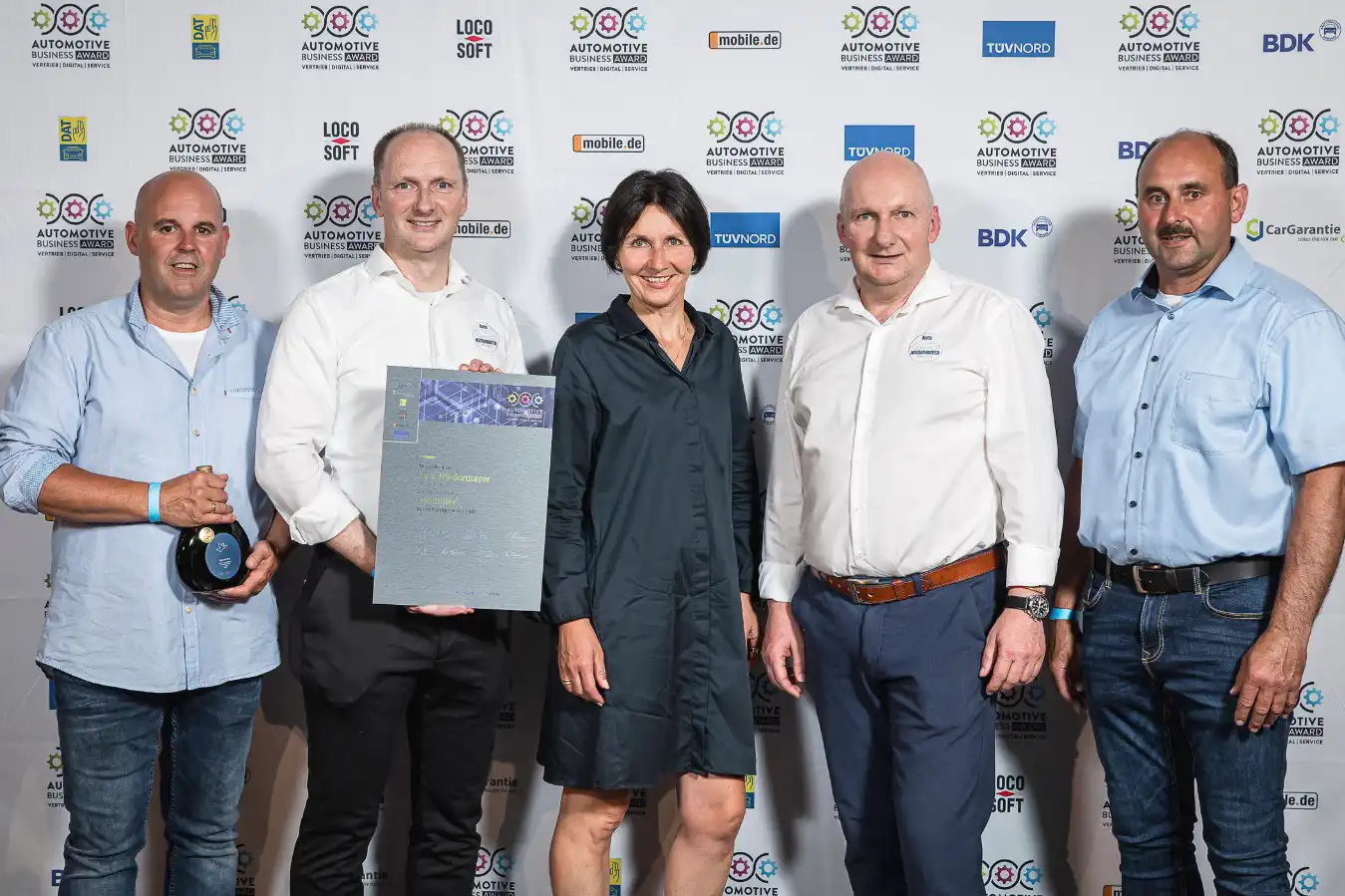zu sehen ist die Geschäftsführung mit dem Automotive Business Award 2023