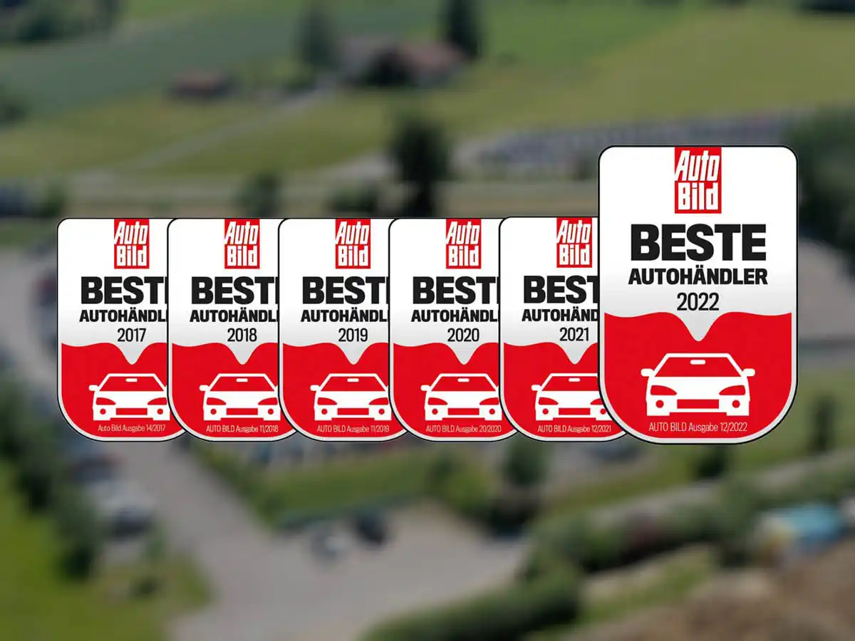 zu sehen sind die Auszeichnungen von Auto Bild von 2017 bis 2022, im Vordergrund ist die Auszeichnung: Beste Autohändler 2022. Im Hintergrund ist das Auto Niedermayer Gebäude aus der Vogelperspektive zu sehen.