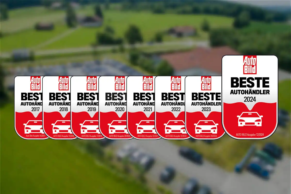 zu sehen sind die Auto Bild Auszeichnungen von 2017 bis 2024, Auto Bild - Beste Autohändler 2024 ist im Vordergrund. Im Hintergrund ist das Auto Niedermayer Gebäude aus der Vogelperspektive zu sehen