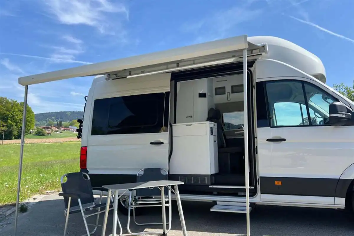 Zu sehen ist ein Camper VW Grand California