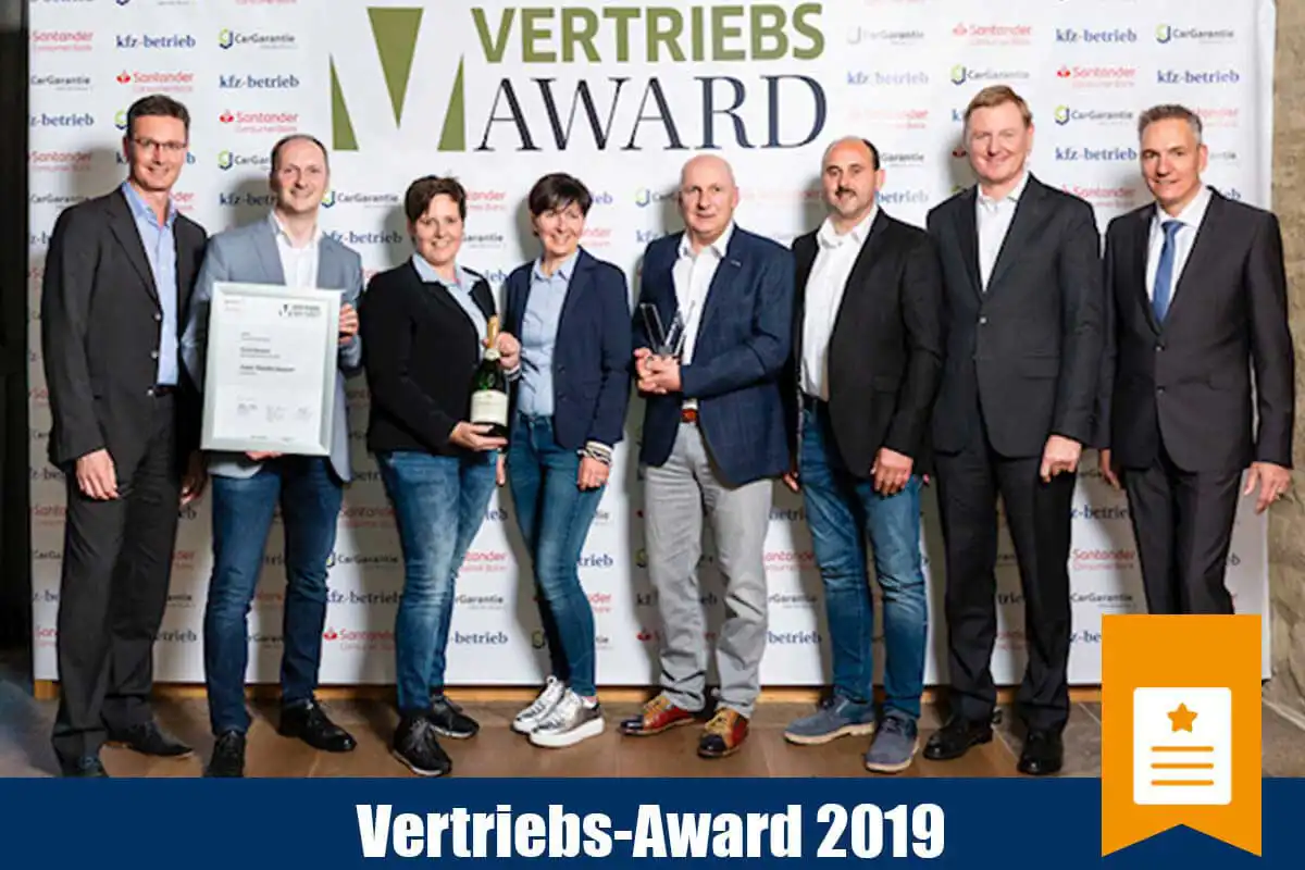 zu sehen ist die Geschäftsführung mit der Auszeichnung: Vetriebs Award 2019