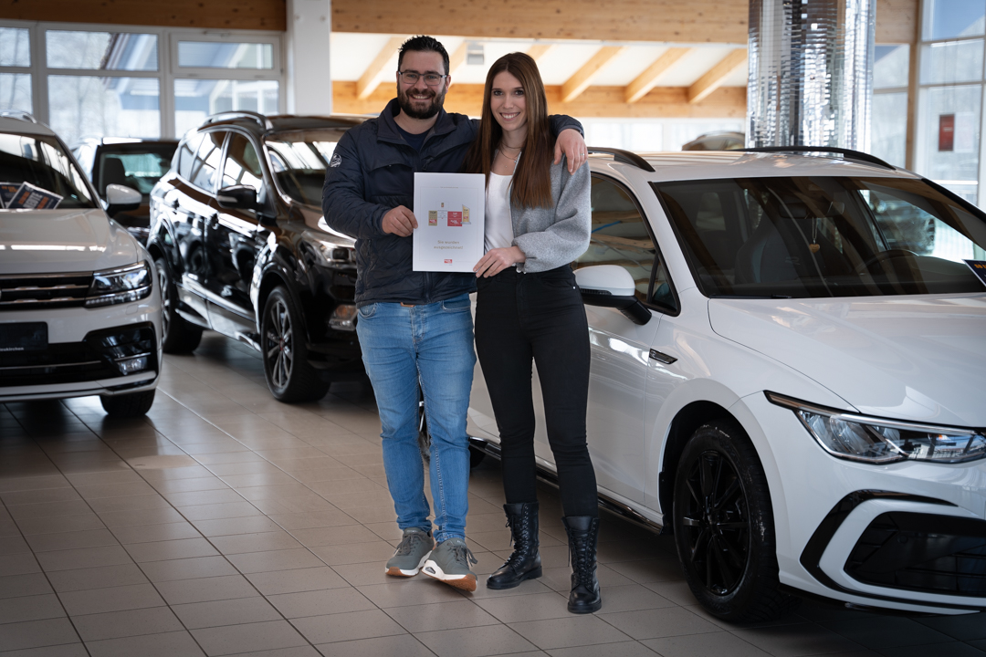 Zu sehen sind zwei Personen auf der Bühne mit der Auszeichnung in der Hand