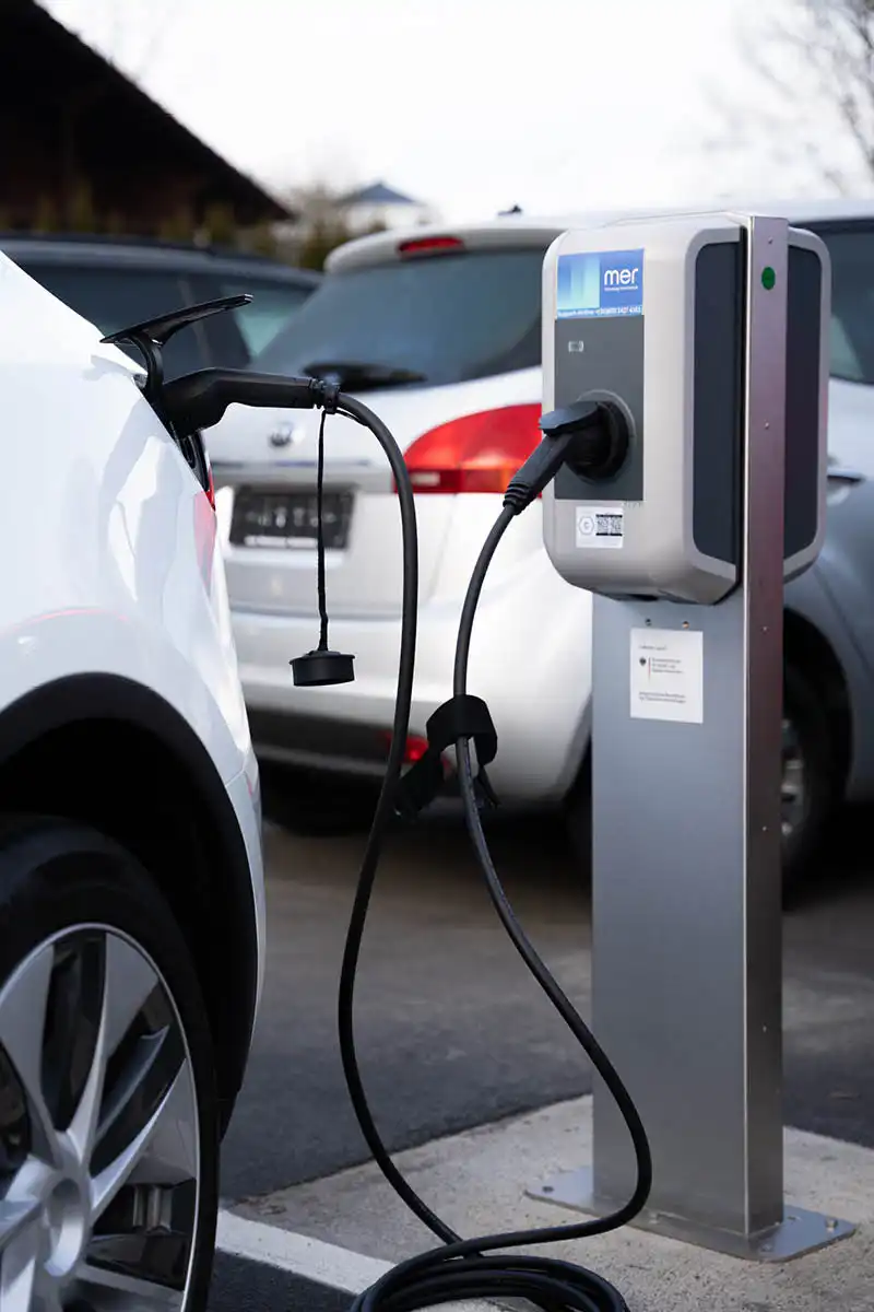 zu sehen ist ein Auto, an der Ladesäule 