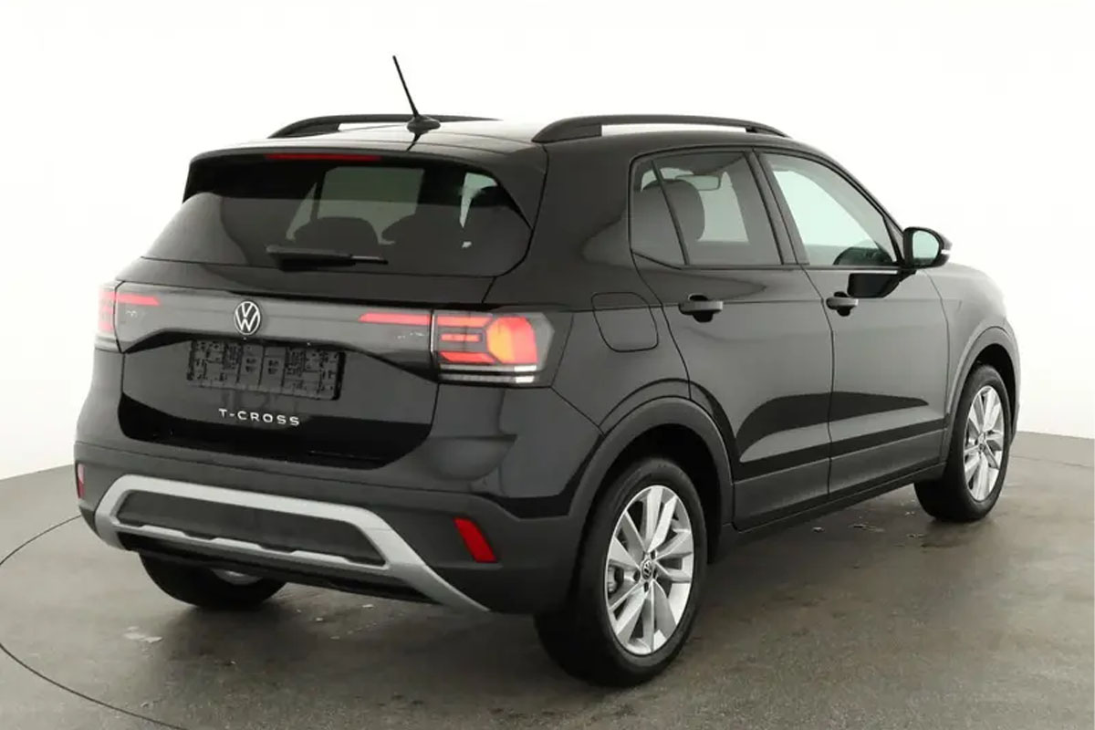 zu sehen: schwarzer VW T-Cross von hinten