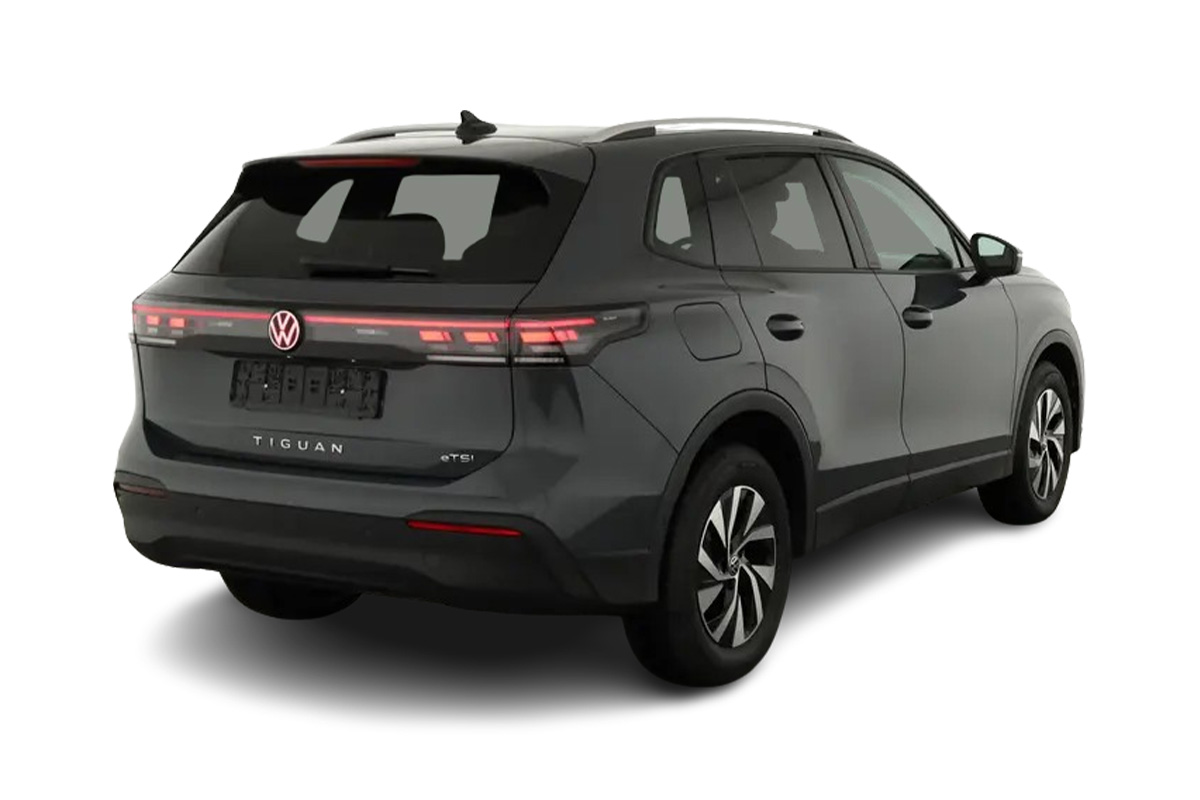 schwarzer VW Tiguan von hinten 