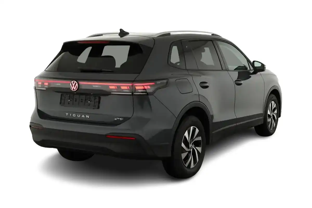 schwarzer VW Tiguan von hinten 