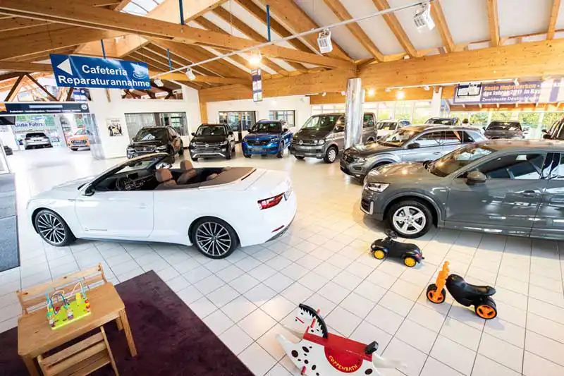 zu sehen ist das Autohaus von innen 