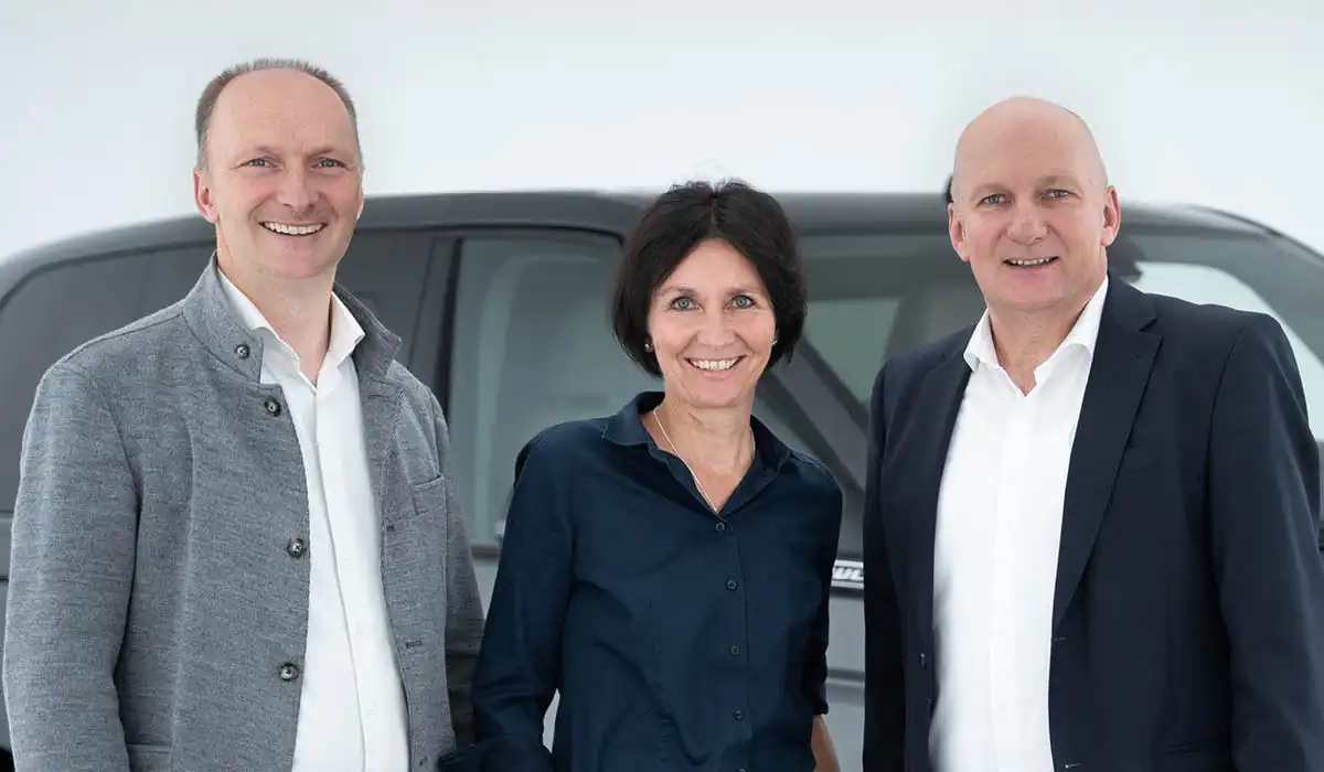 zu sehen ist Thomas Niedermayer links, Andrea Niedermayer mitte und Heinz Niedermayer rechts