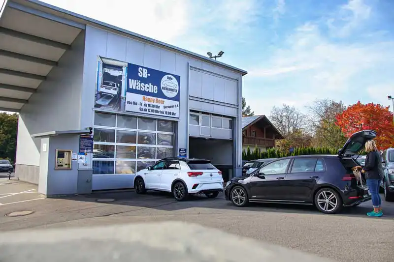 zu sehen ist die Außenansicht der SB-Waschanlage